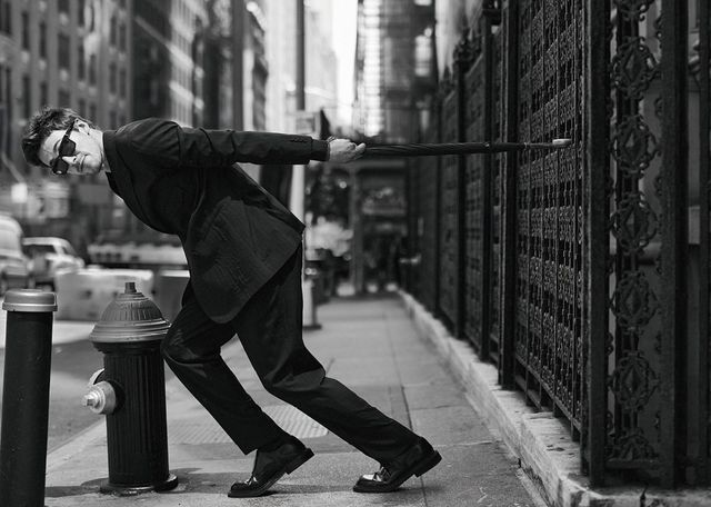 재킷, 셔츠, 팬츠 모두 디올 맨. 슈즈 그랜슨. 선글라스 마츠다. 우산 스컬리앤스컬리.