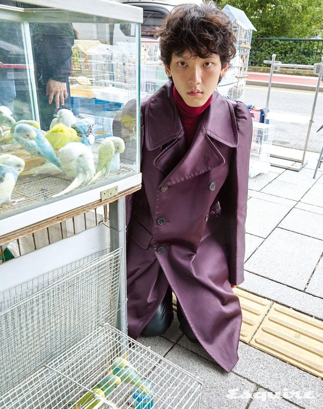 코트, 터틀넥 니트 톱, 레더 팬츠 모두 가격 미정 드리스 반 노튼. 