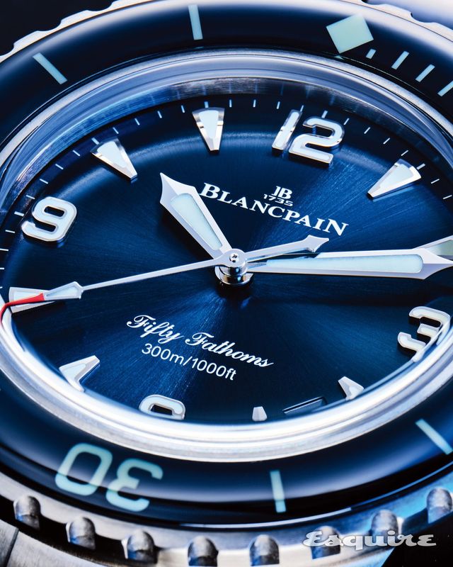 선버스트 다이얼과 두께감 있는 돔형 사파이어 인서트, 오버사이즈 야광 인덱스를 갖춘 38mm 티타늄 케이스가 눈길을 끈다. 피프티 패덤즈 오토매틱 티타늄 2893만원 블랑팡.