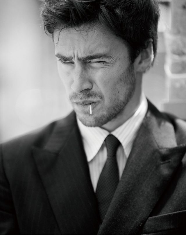 재킷, 셔츠, 타이 모두 에르메스.