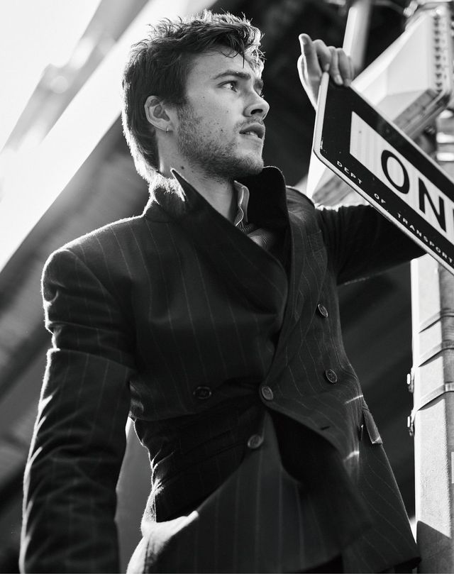 슈트, 셔츠 모두 랄프 로렌 퍼플 라벨.