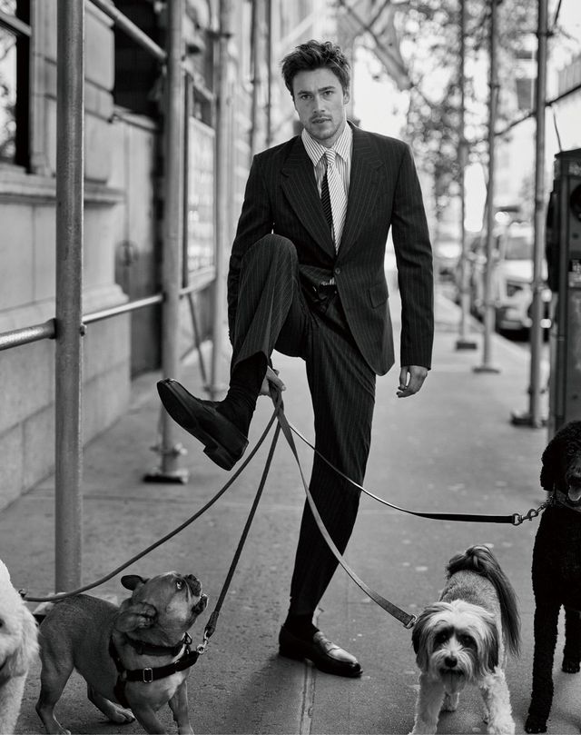 재킷, 셔츠, 팬츠, 타이 모두 폴 스미스. 양말 브레치아니. 로퍼 에드워드 그린. 