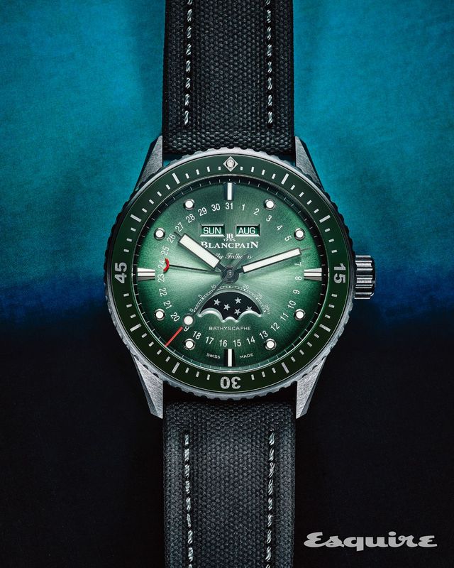 빛을 따라 영롱하게 변화하는 그러데이션 선레이 그린 다이얼과 43.6mm 블랙 세라믹 케이스가 강렬한 존재감을 드러낸다. 칼리버 6654.P4로 구동되는 피프티 패덤즈 바티스카프 컴플리트 캘린더 문페이즈 2762만원 블랑팡.