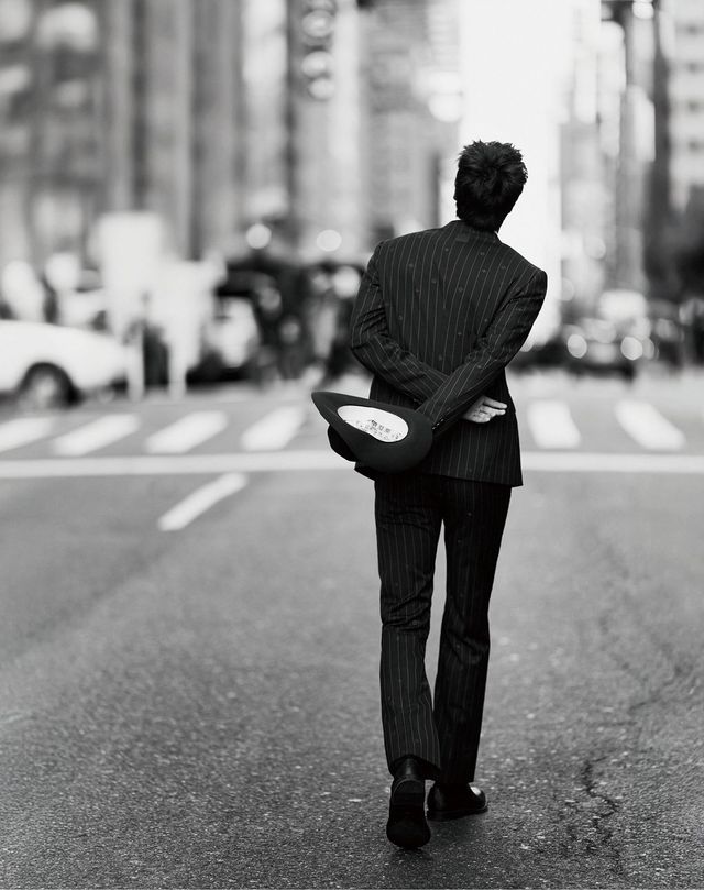 재킷, 팬츠, 슈즈 모두 루이 비통. 해트 워스앤워스 by 올랜도 팔라시오스.