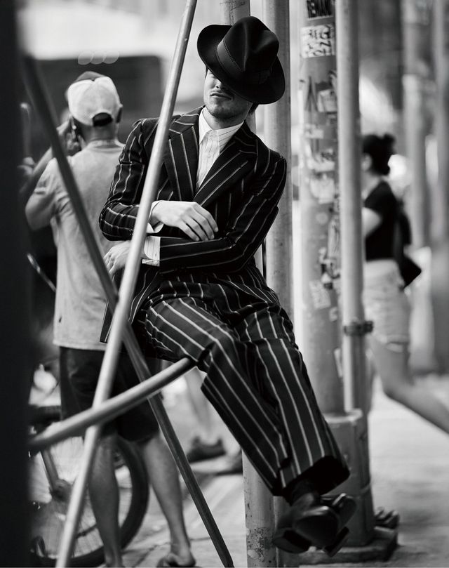 재킷, 셔츠, 팬츠 모두 지우리바 헤리티지. 양말 브레치아니. 슈즈 모자스. 해트 볼사리노. 