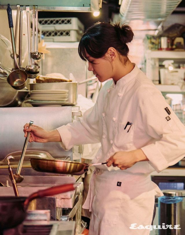 와일드하게 요리하는 모습을 내외부에서 바라볼 수 있는 구조의 매장.