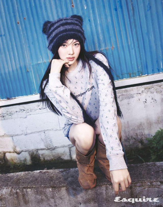 롱 슬리브리스 플라워 티셔츠, 테디 플러피 비니 모두 LMC. 데님 스커트 디아티코. 부츠 비니비오라.