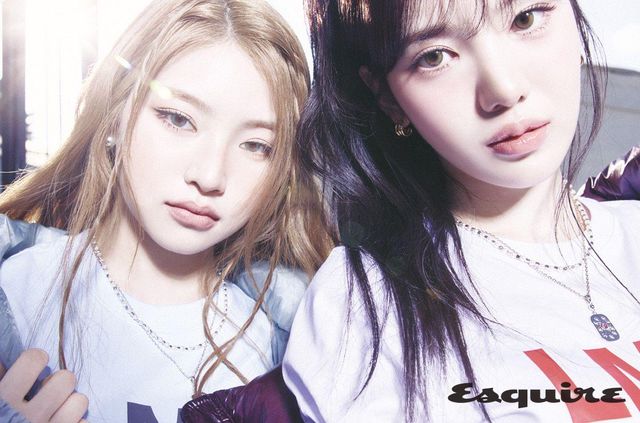 (하음) 시스루 푸퍼 덕 다운 파카, 크롭티드 티셔츠 모두 LMC. 네크리스 유즈레스오브젝트. (수이) 글로시 푸퍼 덕 다운 파카, 크롭티드 티셔츠 모두 LMC. 네크리스 유즈레스오브젝트.