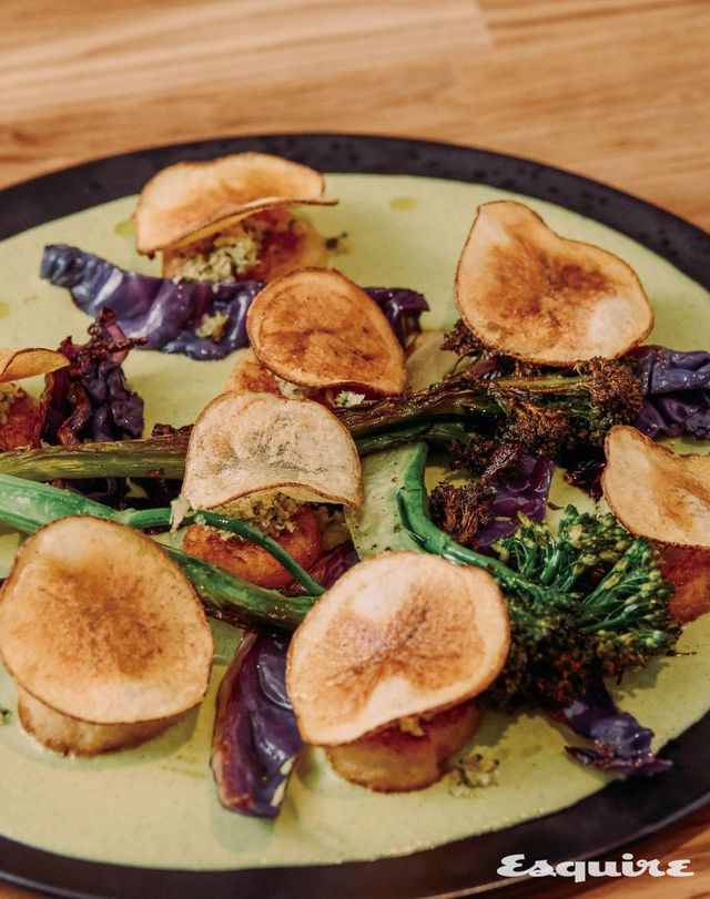 몽크스부처 도산점의 대표 메뉴 중 하나인 알배추 크림 뇨끼 & 그릴드 브로콜리니.