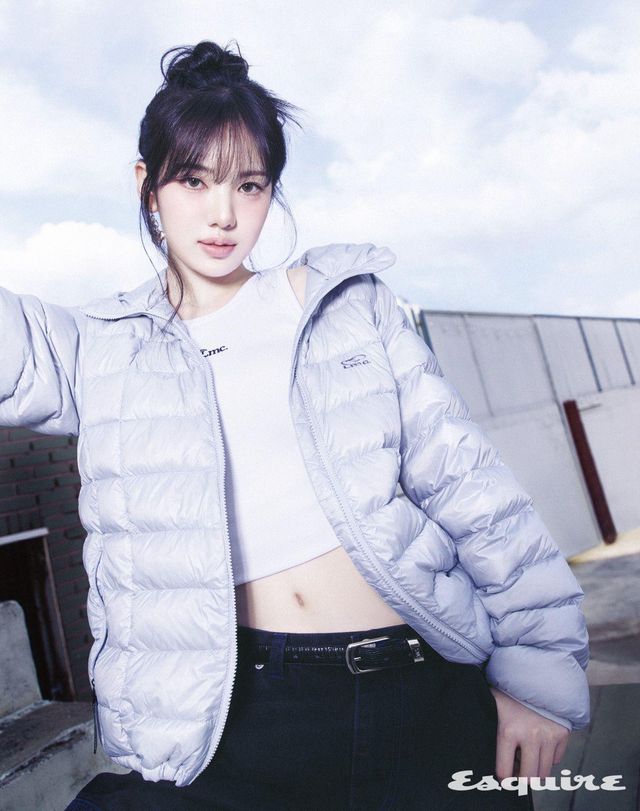 오벌 글로브 라이트 웨이트 후디드 다운 재킷, 스타 로고 슬리브리스 톱, CNTRST 더블 니 데님 팬츠, 리자드 레더 벨트 모두 LMC.