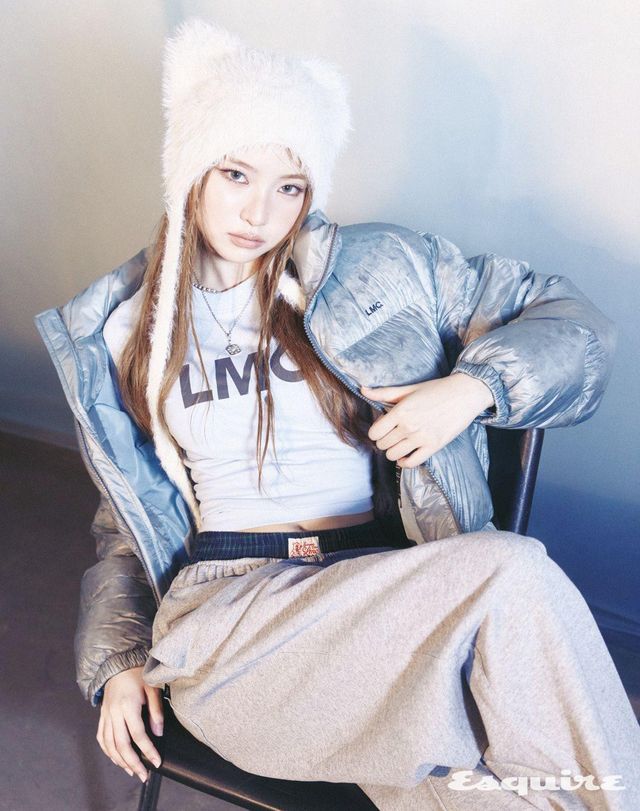 시스루 푸퍼 덕 다운 파카, 크롭티드 티셔츠, 스트레이트 스웨트 팬츠, 프릴 트렁크 팬츠, 테디 플러피 비니 모두 LMC. 슈즈 아식스 스포츠. 네크리스 유즈레스오브젝트. 