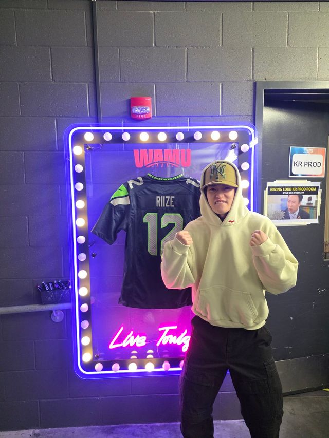 라이즈 소희 착용/ SKYLRK Zip Hoodie