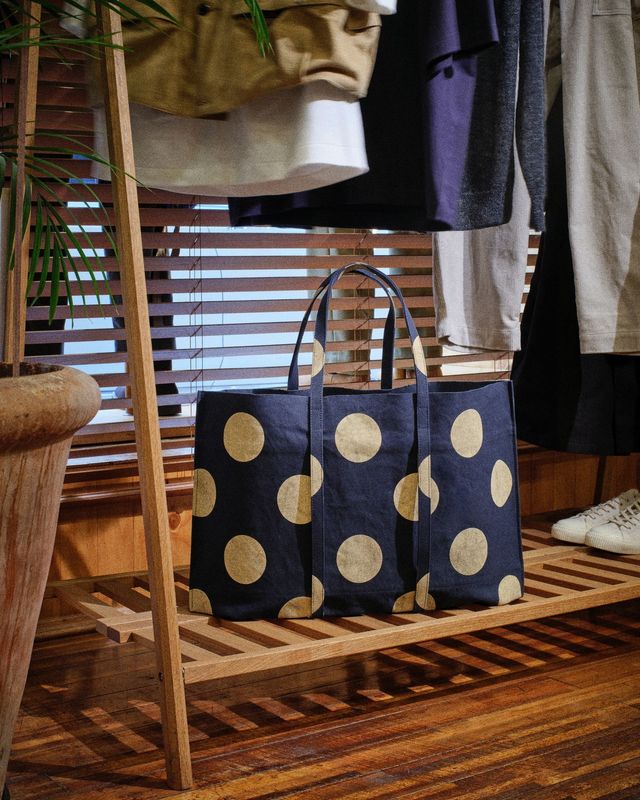 아미아칼바의 20주년 기념 도트 토트백 라지, 45만 3천 원/ 샌프란시스코 마켓 제공