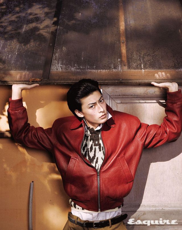 레더 재킷 128만원, 레오퍼드 자카르 니트 톱 37만5000원, 팬츠 29만5000원, 체인 레더 벨트 29만5000원 모두 렉토. 셔츠 19만9000원 캘빈 클라인.