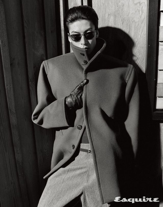  코트, 선글라스, 레더 글러브 모두 가격 미정 생 로랑 by 안토니 바카렐로. 팬츠, 벨트 모두 가격 미정 렉토. 니트 톱 에디터 소장품.