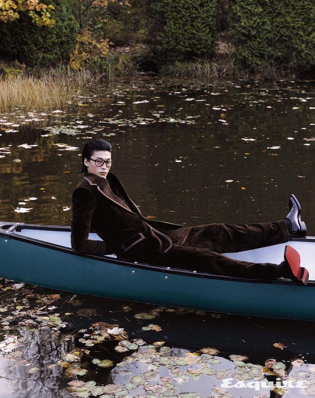 벨벳 싱글브레스티드 재킷, 베스트, 스웨터, 스무드 벨벳 팬츠 모두 가격 미정 돌체앤가바나. 레이스업 슈즈 가격 미정 크리스찬 루부탱. 안경 54만2000원 올리버피플스 by 에실로 룩소티카.