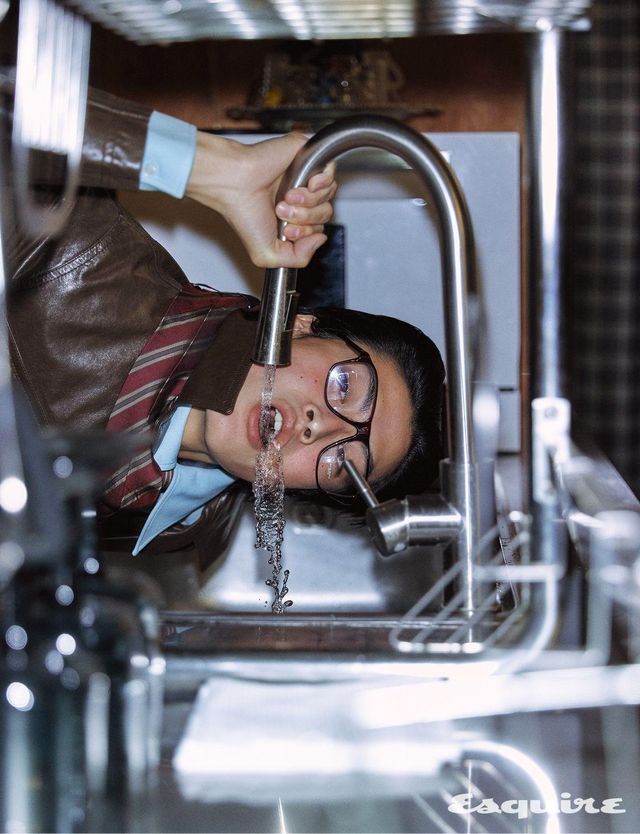 레더 헌팅 재킷, 셔츠, 타이 모두 가격 미정 아미리. 안경 54만2000원 올리버피플스 by 에실로 룩소티카.