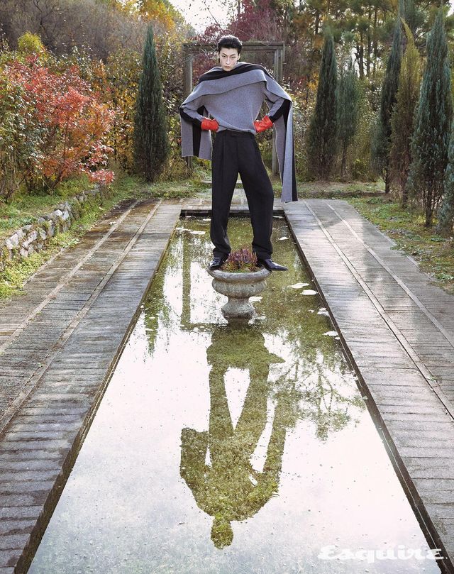 스웨터, 팬츠, 롱 스톨, 레더 글로브 모두 가격 미정 페라가모. 헤론 레이스업 부츠 가격 미정 맥퀸.