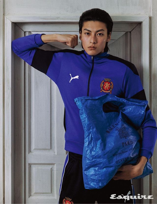 트랙슈트 재킷, 팬츠, 마르셰 토트백 모두 가격 미정 발렌시아가. 