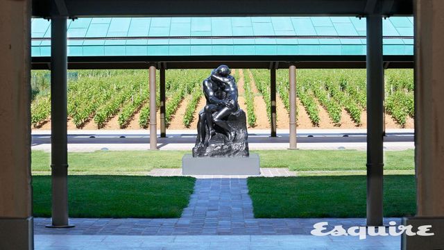 도멘 페블레의 양조장 한 가운데에 있는 로댕의 작품.