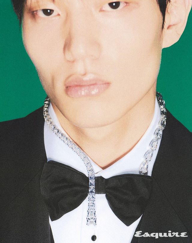 크리스털로 장식한 매트릭스 오픈 네크리스 90만원대 스와로브스키. 재킷 490만원대, 베스트 230만원대, 셔츠 140만원대, 타이 20만원대 모두 돌체앤가바나.