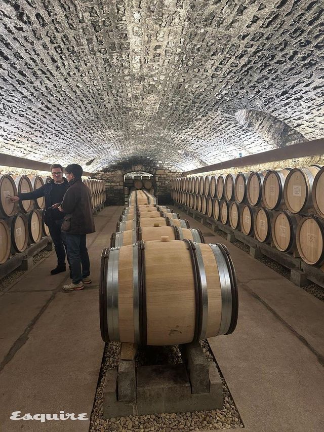 배럴에서 숙성 중인 와인들에 대해 설명하고 있는 제롬 플루스와 에디터. 