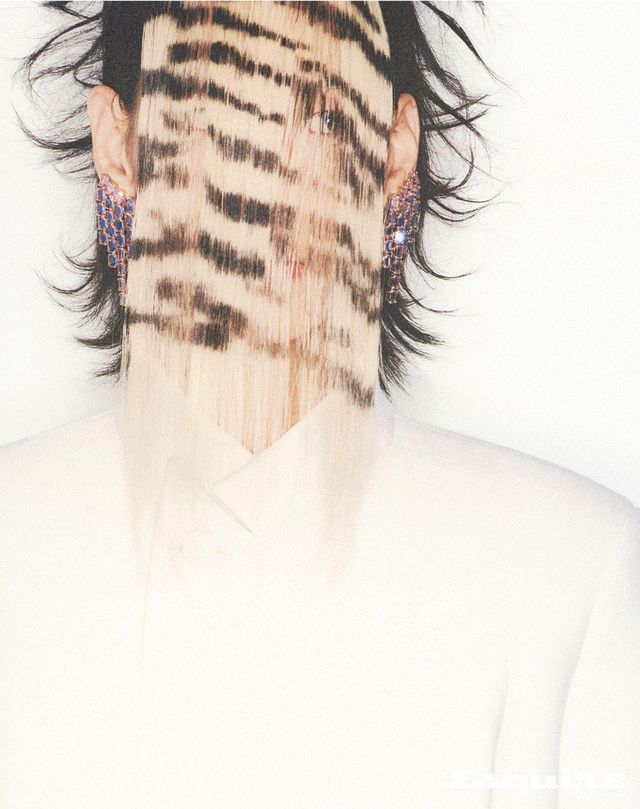 크리스털로 장식한 밀레니아 클립 이어링 50만원대 스와로브스키. 재킷 가격 미정 디올 맨.