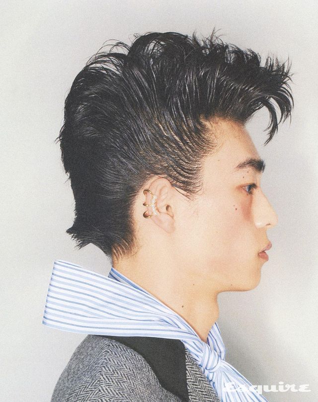 데인저 스콜피온 이어커프 가격 미정 타사키. 재킷, 셔츠 모두 가격 미정 발렌티노. 