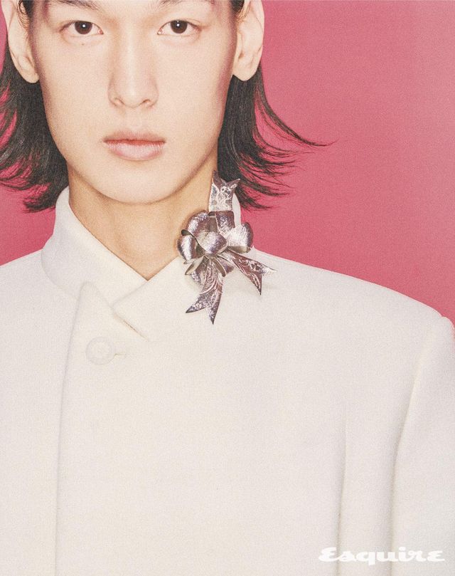 브라스 보 브로치, 재킷 모두 가격 미정 디올 맨.