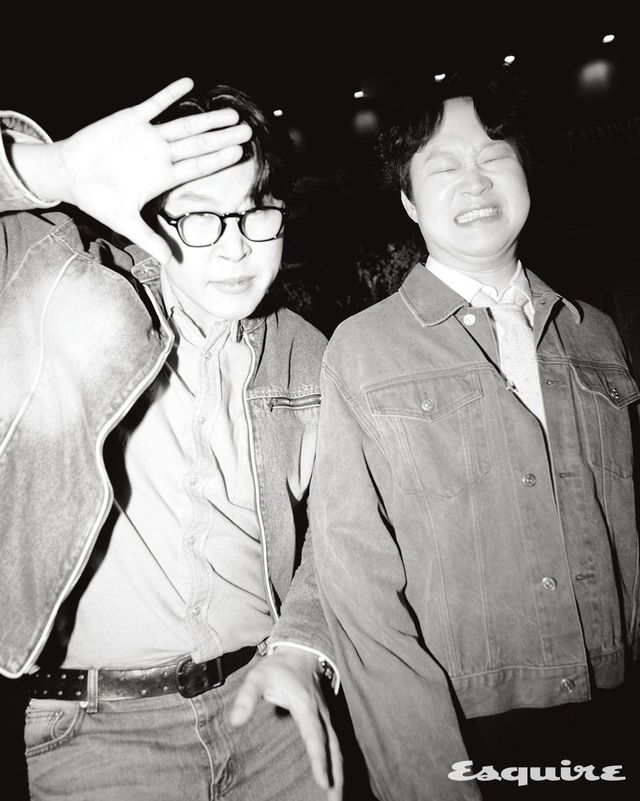 유튜브 피식대학의 이용주와 정재형. 2021년 에스콰이어 지면에서 열의 넘치고 유쾌한 모습을 보여줬던 두 사람이 에스콰이어의 30주년을 함께 축하했다.