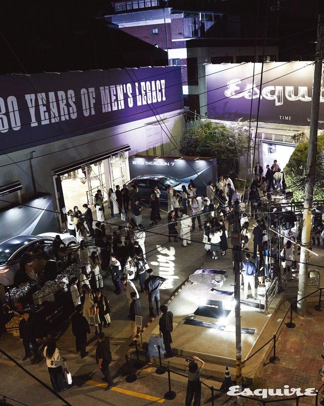  10월 16일, 피치스 성수는 에스콰이어를 사랑하는 이들로 밤새 북적였다. 