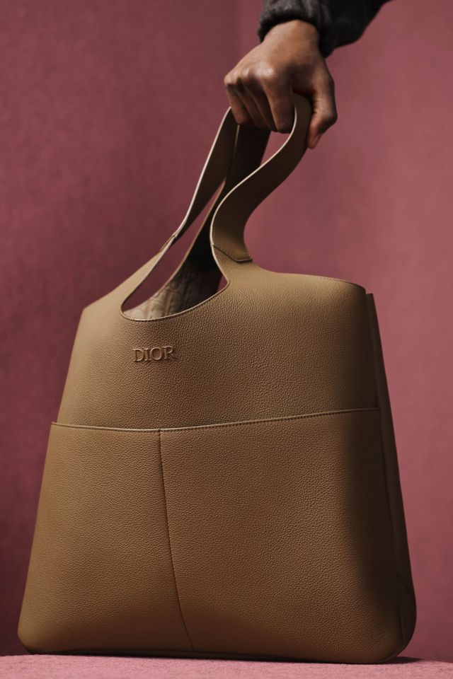 하프 집업 스웨트셔츠, 조거 팬츠, B27 업타운 로톱 스니커즈, 디올 프리베 토트백 모두 가격 미정 디올 맨.