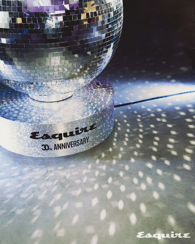 1995년 창간 이후 쉼 없이 달려온 에스콰이어. 30주년의 밤은 많은 이들의 사랑과 애정이 모여 성수동 골목을 오래도록 뜨겁게 달구었다. 웃음과 이야기, 오래된 기억과 새로운 기대가 뒤섞인 밤을 지나, 에스콰이어는 이제 또 한 번 새로운 장을 펼친다. 