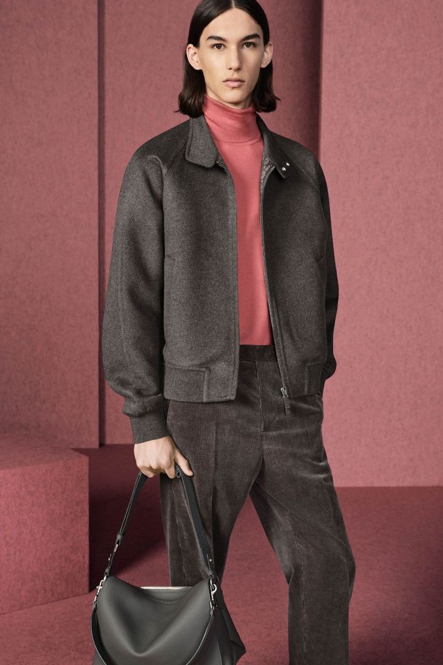 해링턴 블루종, 캐시미어 롤넥 톱, 코듀로이 팬츠, 디올 프리베 메신저백 모두 가격 미정 디올 맨.