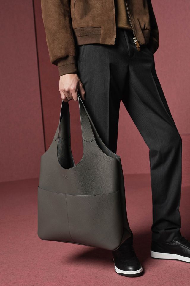 레더 보머 재킷, 캐시미어 롤넥 톱, 울 트윌 팬츠, B27 업타운 로톱 스니커즈, 디올 프리베 토트백 모두 가격 미정 디올 맨.