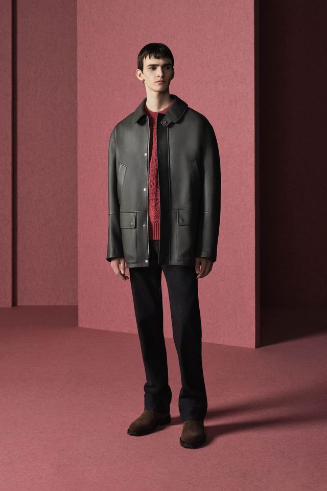 레더 파카, 캐시미어 스웨터, 데님 팬츠, 디올 리젠시 첼시 부츠 모두 가격 미정 디올 맨. 