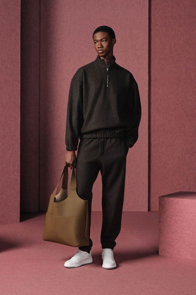 하프 집업 스웨트셔츠, 조거 팬츠, B27 업타운 로톱 스니커즈, 디올 프리베 토트백 모두 가격 미정 디올 맨.