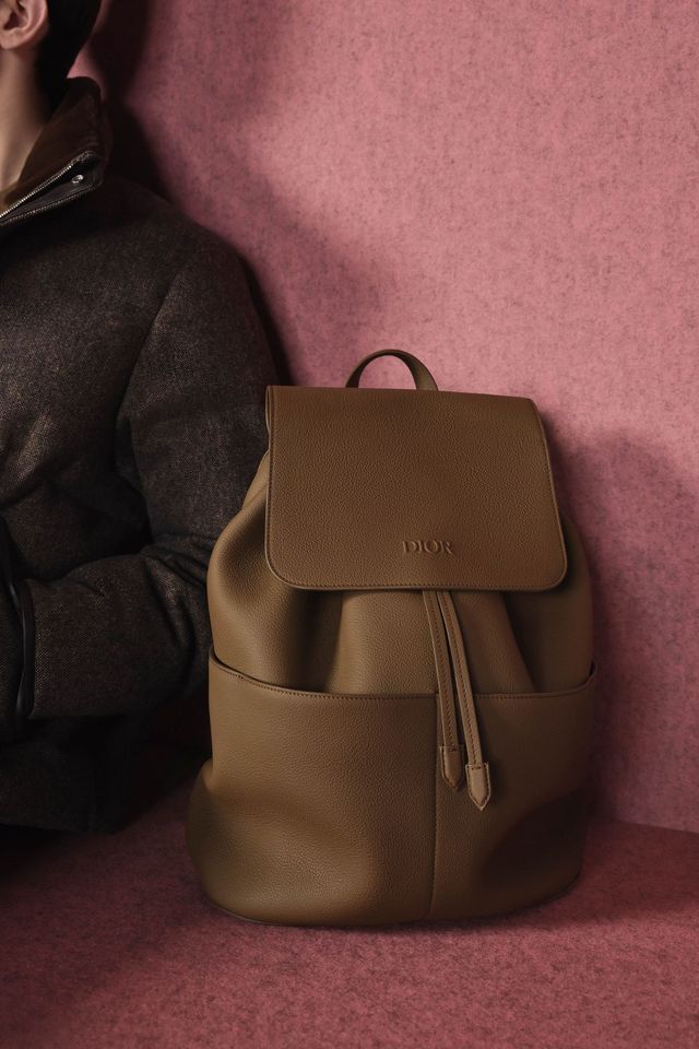 다운 재킷, 캐시미어 스웨터, 개버딘 팬츠, B27 업타운 로톱 스니커즈, 디올 프리베 백팩 모두 가격 미정 디올 맨. 