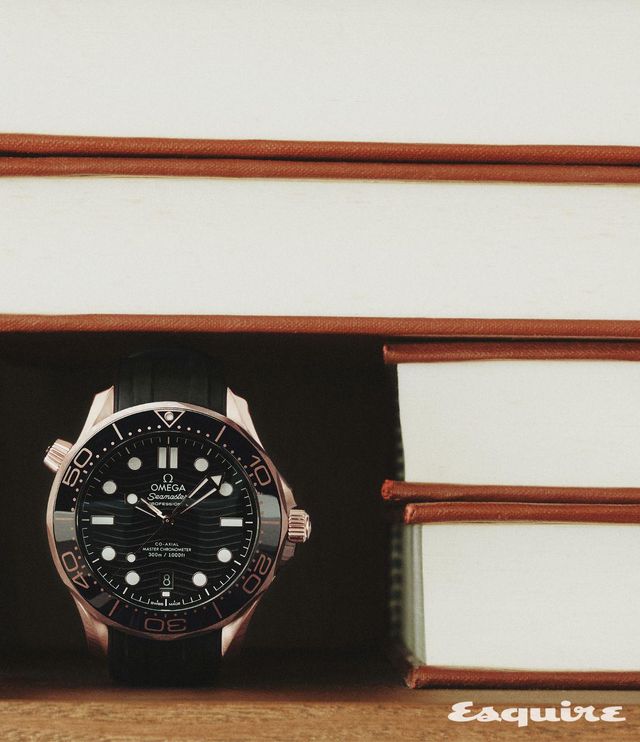 세드나™ 골드로 제작한 42mm 사이즈 씨마스터 다이버 300M. 화이트 슈퍼루미노바를 채운 스켈레톤 핸즈와 볼록한 인덱스, 원뿔 형태의 헬륨가스 배출 밸브로 유서 깊은 해양 역사를 강조한다. 4300만원대 오메가. 