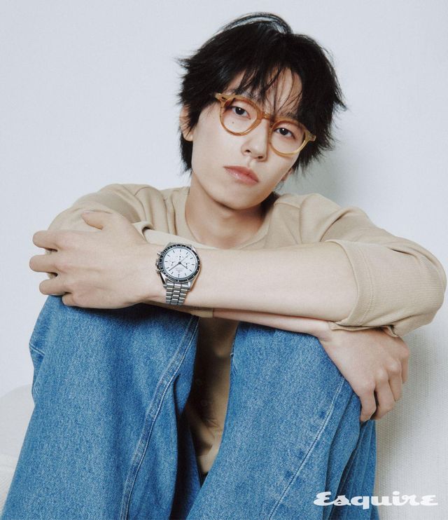 스피드마스터 문워치 프로페셔널 42MM. 비대칭 케이스, 화이트 래커 스텝 다이얼과 아이코닉한 DON(Dot Over Ninety) 디테일의 블랙 베젤 링은 전설적인 4세대 문워치 미학의 계보를 잇는다. 정밀함과 항자성을 모두 갖춘 수동 와인딩 칼리버 3861을 통해 오메가의 선구적인 모험가 정신을 드러낸다. 1200만원대 오메가. 