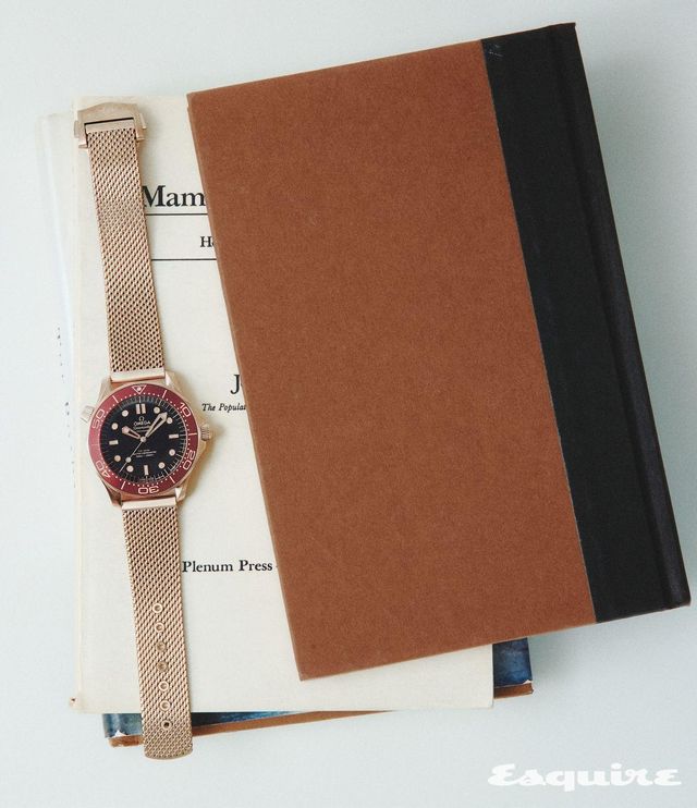 블랙 다이얼과 빈티지 슈퍼루미노바 인덱스가 클래식한 다이버 워치의 정수를 전하는 씨마스터 다이버 300M. 4100만원대 오메가. 