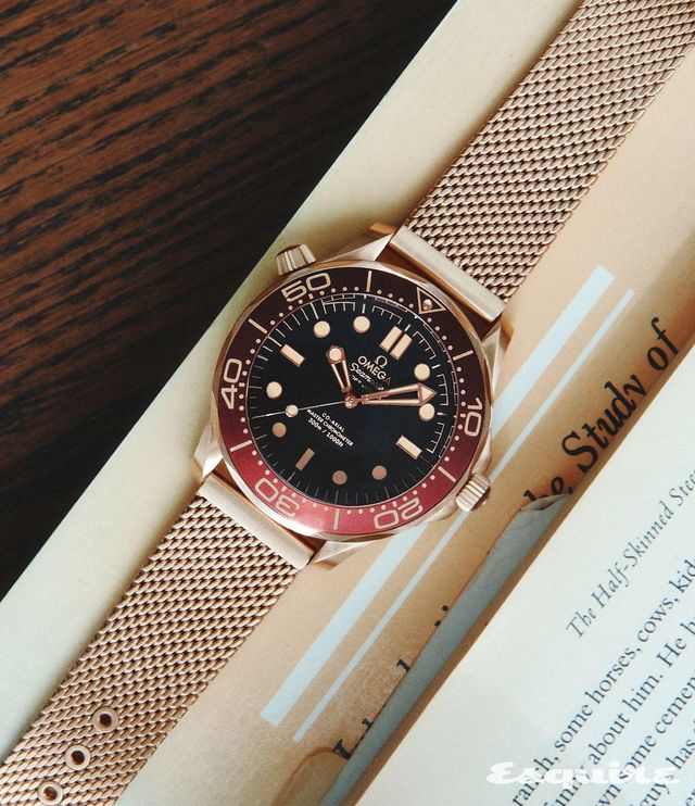 42mm 브론즈 골드 케이스와 버건디 베젤의 씨마스터 다이버 300M. 샌드블라스트 처리한 블랙 다이얼과 빈티지 슈퍼루미노바가 깊이를 더한다. 코-액시얼 마스터 크로노미터 칼리버 8806은 300m 방수와 탁월한 항자성을 증명하며, 오메가가 계승해온 해양 탐험 정신을 다시 한번 되새긴다. 4100만원대 오메가.