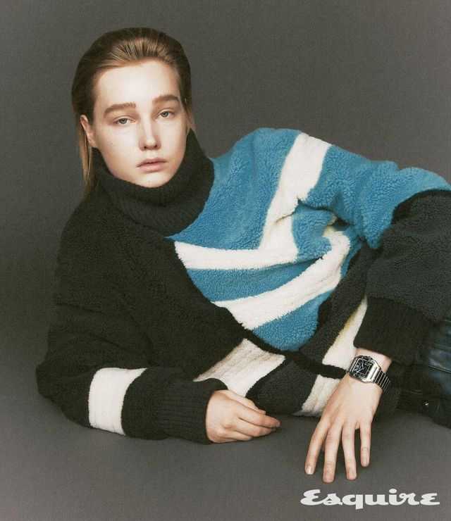 블랙 다이얼과 화이트 골드 케이스가 우아한 산토스 뒤몽 워치 1200만원대 까르띠에. 스웨터, 레더 팬츠 모두 가격 미정 에르메스.