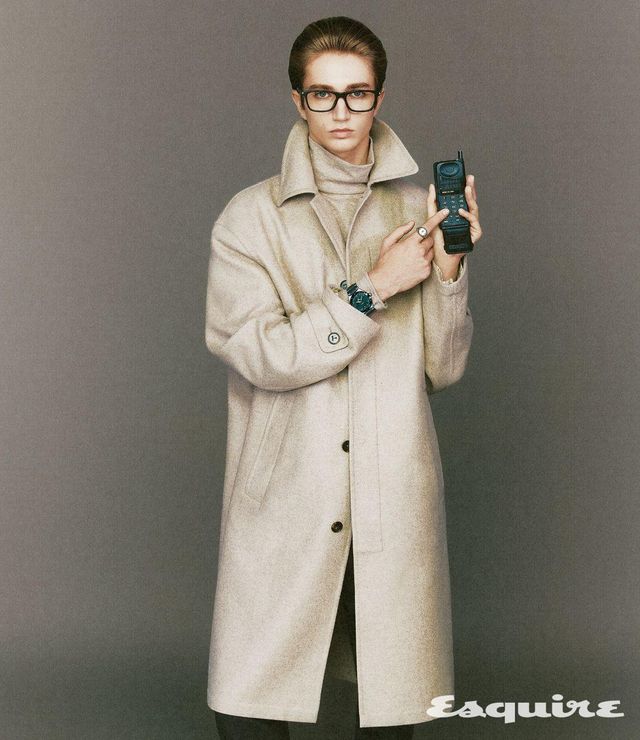 그린 다이얼의 컨스텔레이션 41MM 워치 1400만원대 오메가. 레 가스통 비통 시그넷 링 가격 미정 루이 비통. 코트, 터틀넥 톱 모두 가격 미정 토즈. 글래스 가격 미정 생 로랑 by 안토니 바카렐로.