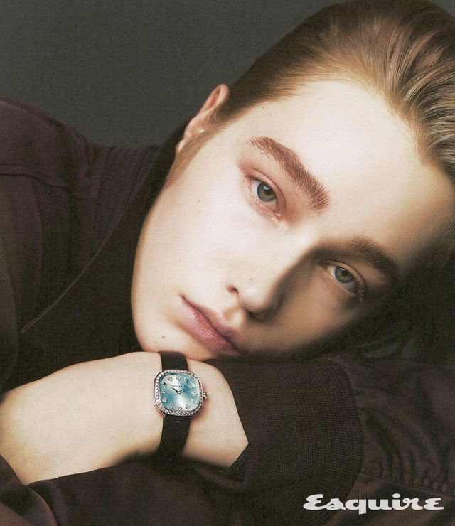 총 1.63캐럿 다이아몬드가 세팅된 티파니 이터니티 워치 가격 미정 티파니. 블루종 가격 미정 렉토.