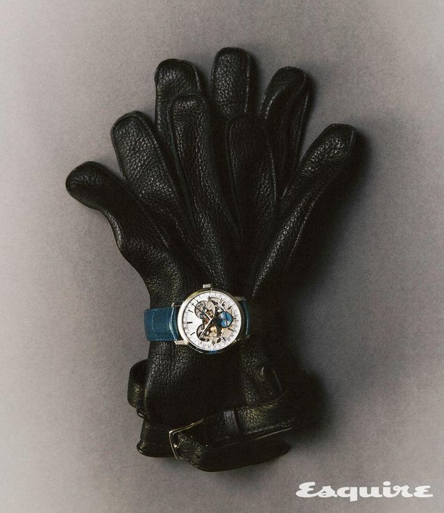 오픈워크 다이얼로 정교한 무브먼트를 드러낸 트래디셔널 컴플리트 캘린더 오픈페이스 1억9000만원대 바쉐론 콘스탄틴. 가죽 글러브 가격 미정 에르메스.