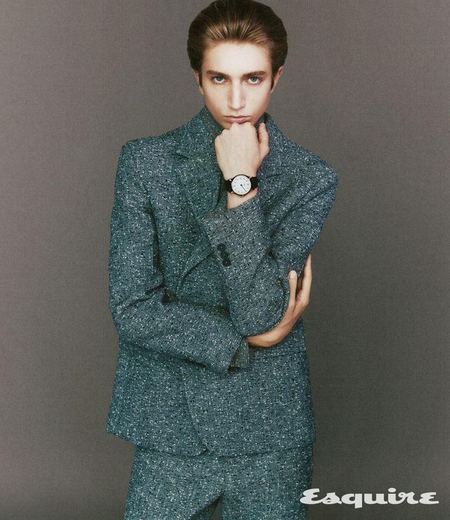 뛰어난 가독성의 싱글 핸드가 돋보이는 클래식 서브스크립션 2025 7300만원대 브레게. 슈트, 모크넥 셔츠 모두 가격 미정 구찌.