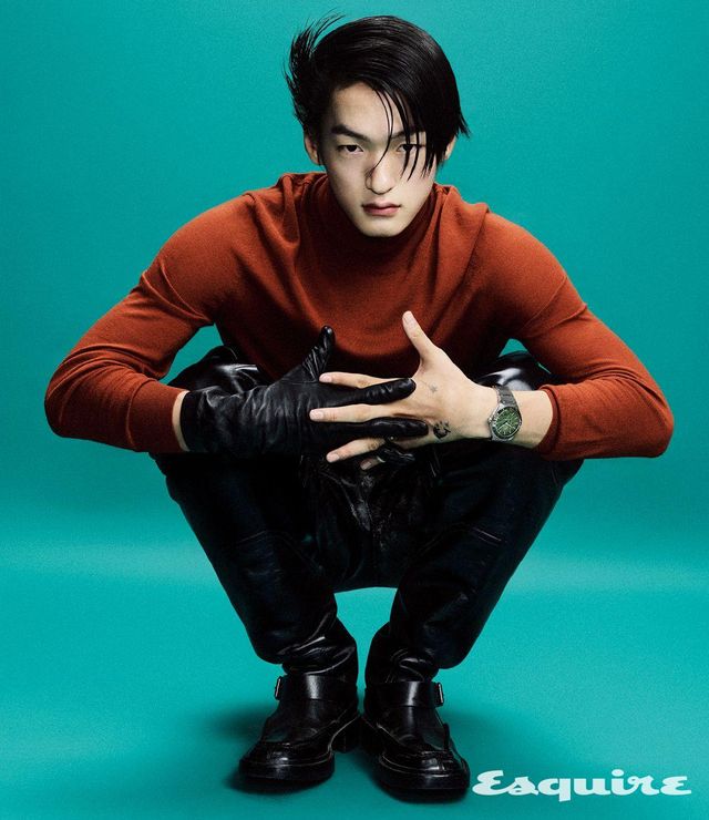 41mm 스틸 케이스에 올리브 그린 다이얼을 매치한 컨스텔레이션 워치 1300만원대 오메가. 캐시미어 스웨터, 레더 팬츠, 부츠, 레더 글러브 모두 가격 미정 생 로랑 by 안토니 바카렐로.