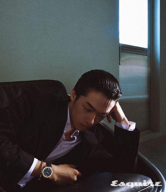 더블 로고를 인그레이빙한 로즈 골드 베젤이 블루 마블 다이얼을 감싸고 있는 불가리 불가리 워치 2380만원, 로즈 골드 소재에 블랙 세라믹을 장식한 비제로원 브레이슬릿 1450만원 모두 불가리.