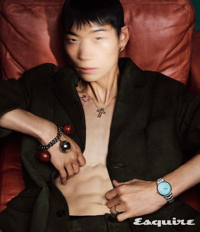 티파니 블루 컬러 다이얼과 로마숫자 인덱스가 특징인 아틀라스 워치, 다이아몬드로 장식한 옐로 골드 T1 후프 이어링, 화이트 골드 티파니 T 트루 와이드 링 모두 가격 미정 티파니. 레더 재킷, 팬츠, 농구공 참 브레이슬릿 모두 가격 미정 프라다. 크로스 펜던트 벨 에포크 네크리스 가격 미정 다미아니.